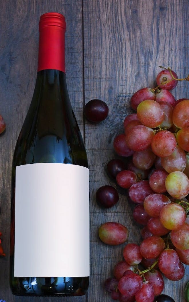 Bouteille de vin avec étiquette blanche